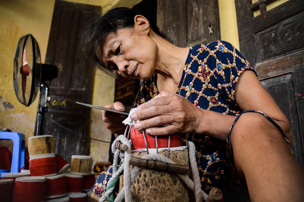 Bà Nguyễn Thị Lành - vợ của ông Hởi vốn được sinh ra trong một gia đình có nghề làm da thuộc truyền thống. Sau khi lấy chồng thì chuyển hẳn sang nghề làm trống. Nay đã gần 60 tuổi, làm trống cũng được hơn bốn chục năm, bà đã nhuần nhuyễn với mọi công đoạn. Cứ nghề nối nghề, người nối người qua hết năm này tháng nọ, bà Lành và chồng được cha mẹ truyền dạy và giờ ông bà lại để lại nghề cho người con trai út trong nhà.