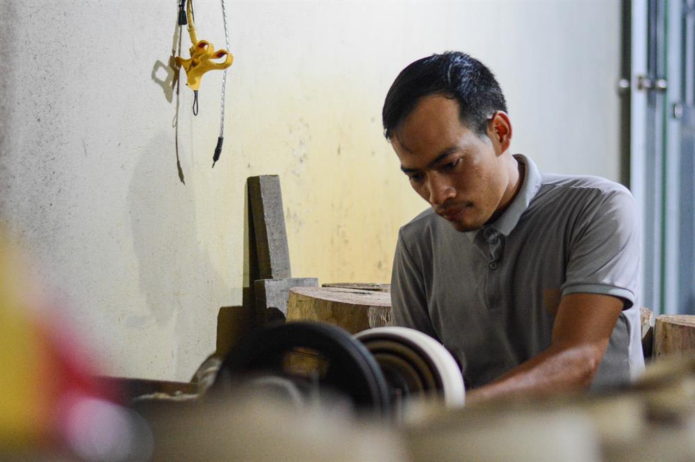 Anh Vũ Văn Hơn con trai ông Hởi và cũng là thế hệ tiếp nối của nghề làm trống trong gia đình. Lớn lên bên chiếc trống trung thu với tiếng loong toong của những thớ tang gỗ, anh đã sớm thấy yêu lấy cái nghề của quê hương. Sự vất vả chẳng biết từ bao giờ đã hiện hằn lên trên gương mặt của chàng trai mới 26 tuổi, thế nhưng khi chia sẻ về những quãng thời gian làm việc, gương mặt ấy lại thoải mái đến lạ: “Trong làng giờ chỉ có nhà tôi với nhà chú Linh là tiện tang gỗ. Tiện hết cho mấy nhà còn lại, thế nên đến mùa là cứ ngồi ôm mấy thớ gỗ này mệt nghỉ. Lắm khi đi đâu vài hôm, không được ngửi thấy cái mùi gỗ bồ đề còn thấy nhớ”.