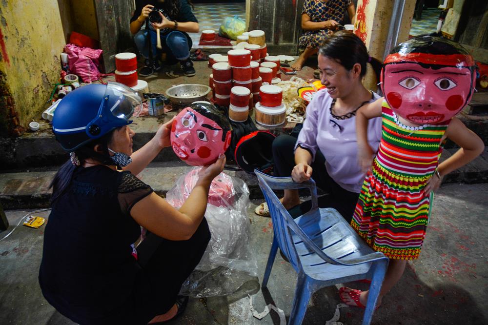 Không ít người đã đến tận nơi sản xuất tại gia đình ông Hởi bà Lành để được quan sát quá trình làm trống, cũng như mua trực tiếp các món đồ chơi trung thu tại đây.