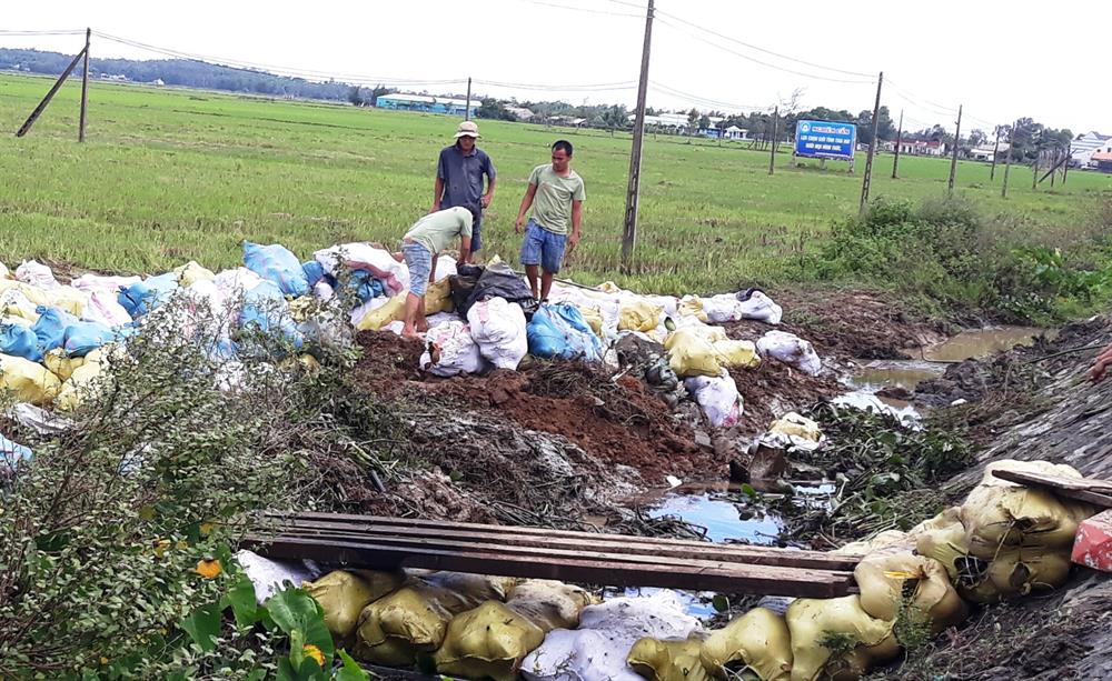 Người dân dọc Quốc lộ giúp tài xế vận chuyển số dừa lên xe trung chuyển để tiếp tục hành trình. Ảnh: ĐĐ