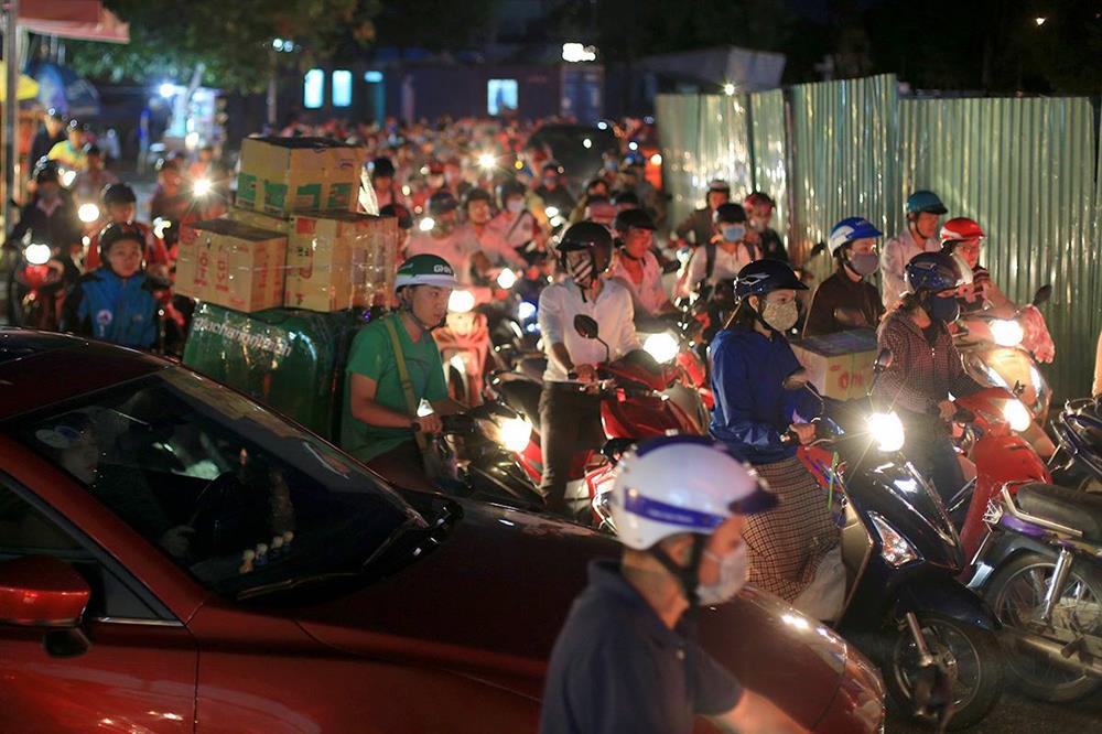 Đến tối, các phương tiện vẫn thi nhau nối đuôi, phải đến 15 mới thoát ra khỏi ma trận này. Bí thư Thành ủy Đà Nẵng Nguyễn Xuân Anh khi kiểm tra thực tế đã đồng ý gia hạn công trình đến 15/10. Mới đây ông Lê Văn Trung, Giám đốc Sở Giao thông Vận tải, cho biết công trình tiếp tục được lùi đến 30/10. Ảnh: NĐ