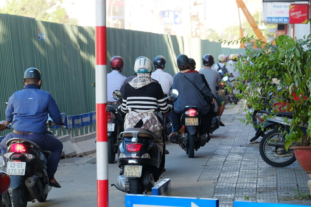 Phần đường dành cho người dân bị lấn lên gần vỉa hè, chỉ đủ để xe máy lưu thông qua đoạn đường hẹp này. Ảnh: ML