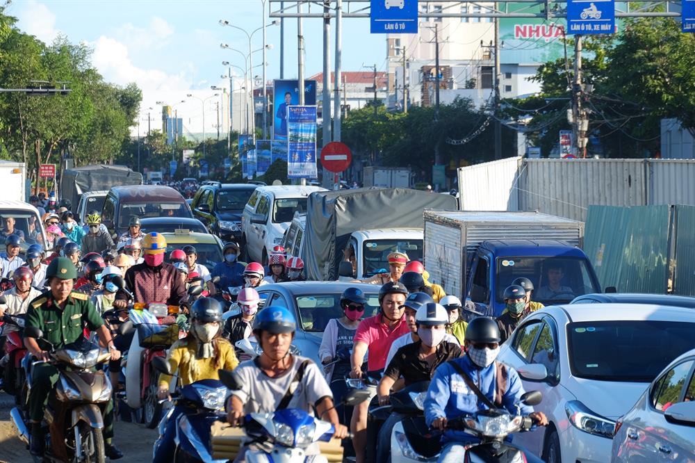 Vào các thời gian cao điểm đặc biệt là giờ tan tầm, bắt đầu từ 16 giờ chiều, lòng đường bắt đầu có dấu hiệu đông phương tiện giao thông. Có nơi từng chiếc xe phải nhích từng chút một.