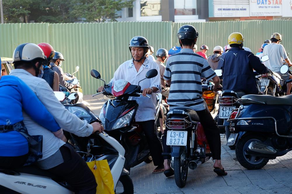 Kẹt xe là vậy nhưng nhiều người vẫn cố tình đi ngược chiều, khiến giao thông bị cản trở thêm. Một số người dân đành phải lao lên vỉa hè theo kiểu “mạnh ai nấy đi“. Ảnh: ML