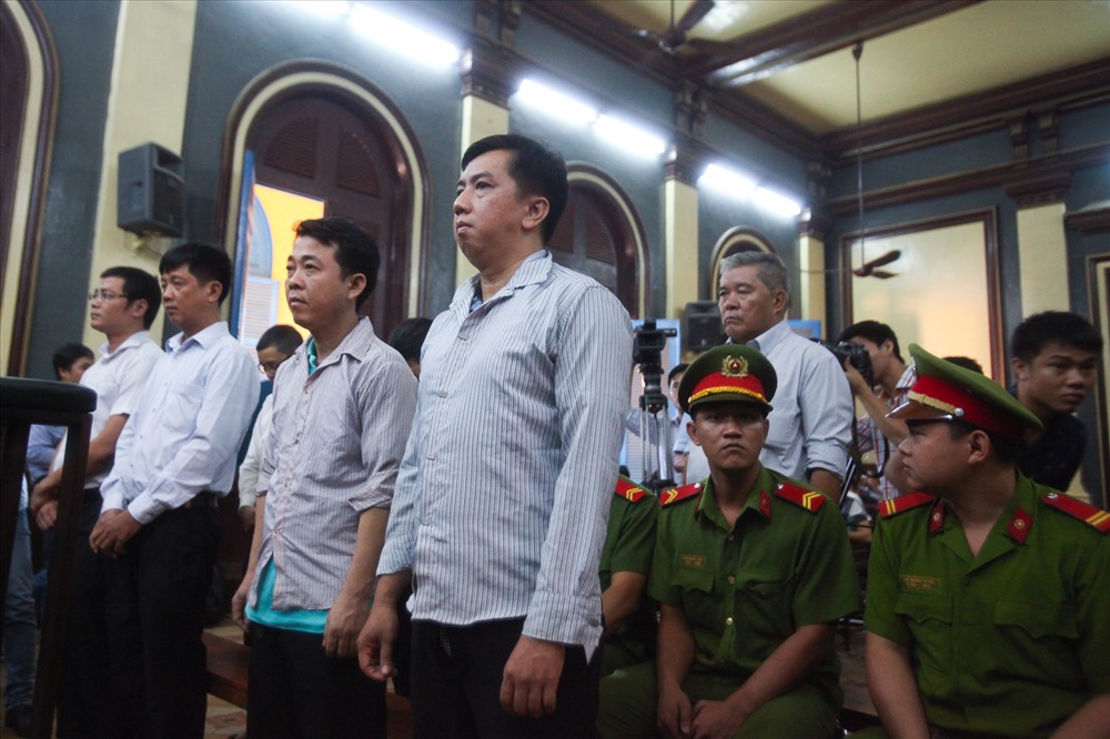 Theo đó, chấp nhận kháng nghị của VKSND Cấp cao tại TPHCM, Tòa phúc thẩm tuyên hủy toàn bộ bản án sơ thẩm để điều tra lại toàn bộ vụ án một cách đầy đủ và toàn diện hơn, do có dấu hiệu bỏ lọt tội phạm nên cần điều tra lại đầy đủ.