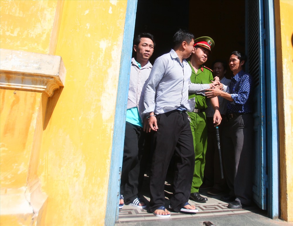 Người thân tranh thủ gặp gỡ bị cáo Cường trên đường bị dẫn giải ra xe.