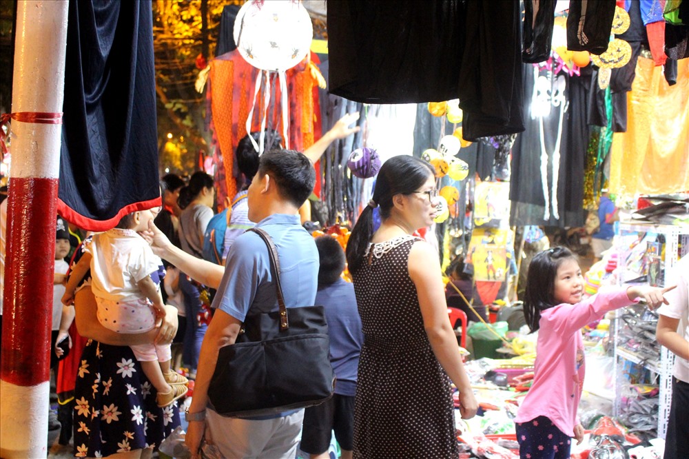 Cận kề lễ hội hóa trang, dòng người đông đúc đã đổ về phố Hàng Mã để xem và mua sắm để tận hưởng không khí Halloween sớm trên đường phố Hà Nội.