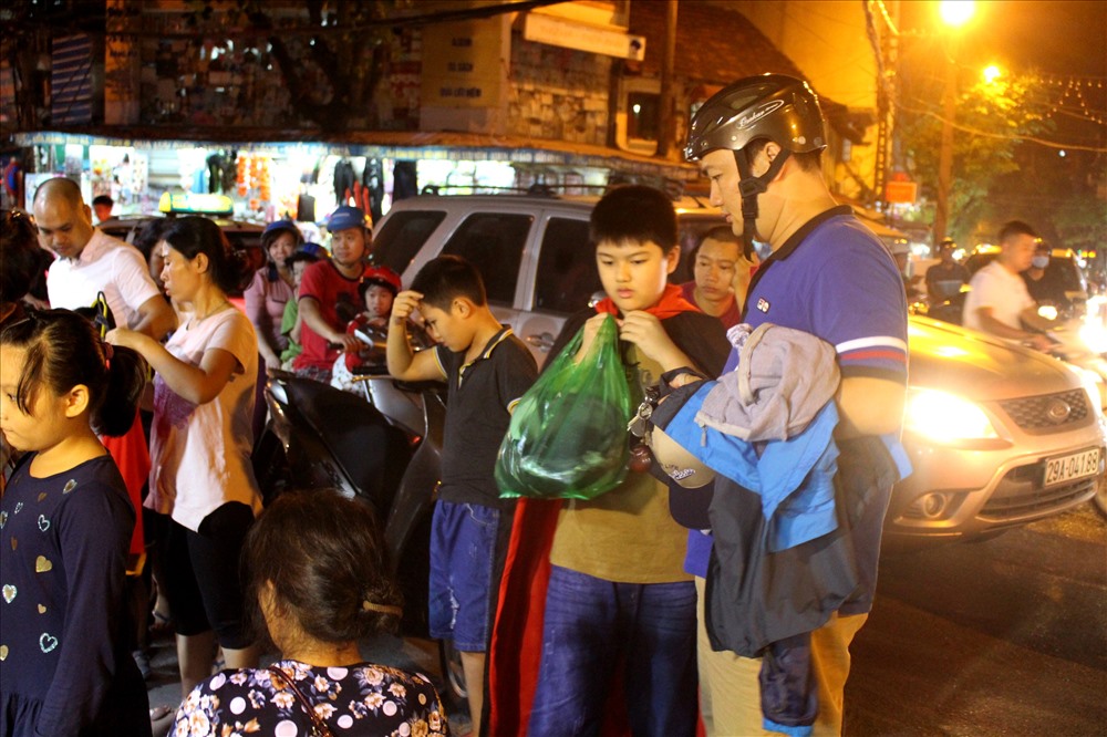 Các em nhỏ được thỏa thích lựa chọn những trang phục, hóa trang thành nhân vật yêu thích.