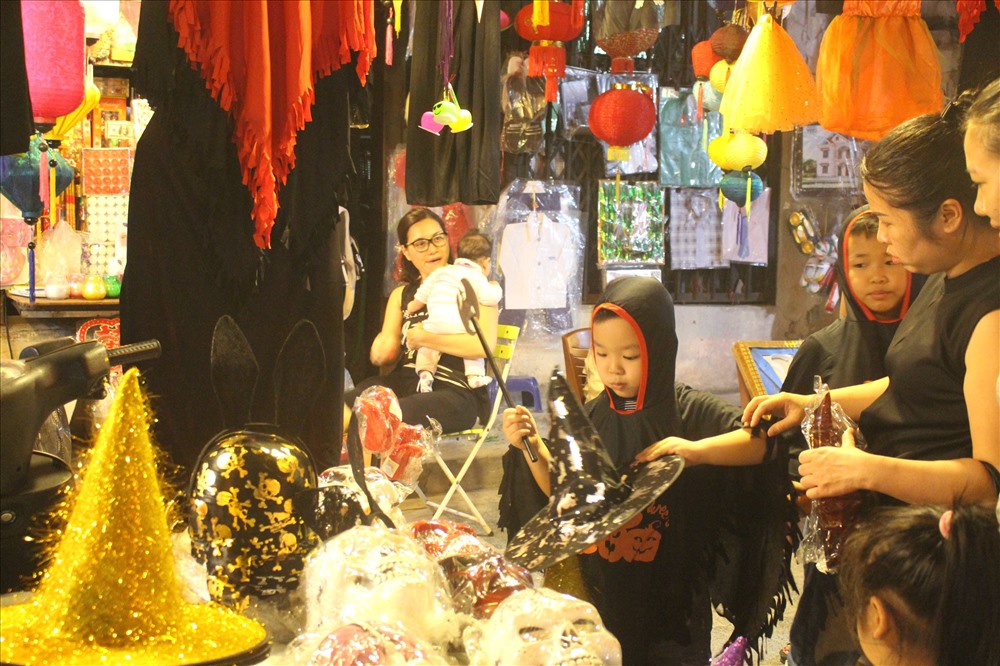Chăm chú, tỉ mỉ lựa chọn món đồ để đi chơi trong dịp Halloween.