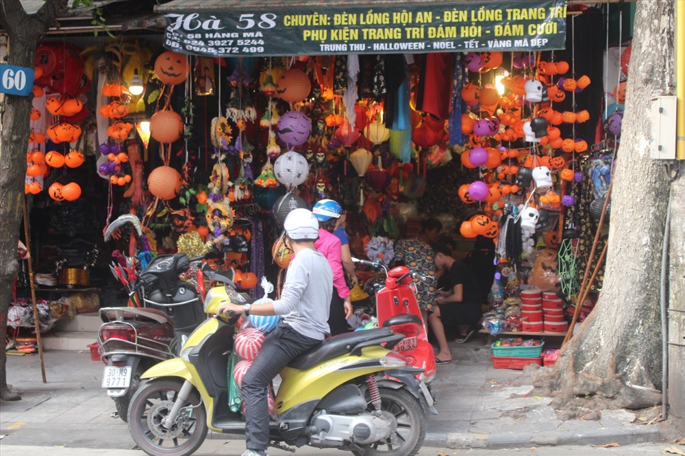 Phố Hàng Mã (Hoàn Kiếm – Hà Nội) là một trong những điểm vui chơi không thể bỏ qua trong dịp Halloween.