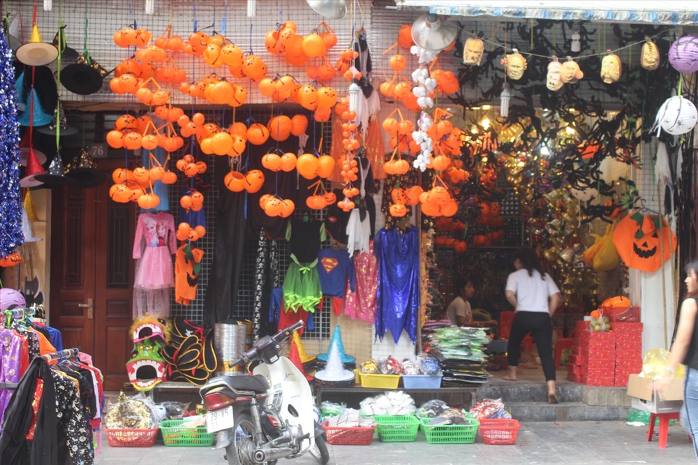 Một chủ cửa hàng trên phố Hàng Mã chia sẻ: “Năm nay, thị trường đồ chơi cho ngày Halloween rất đa dạng. Chúng tôi nhập nhiều nhất vẫn là những bộ trang phục hóa trang, mặt nạ và đồ chơi mang đậm không khí ma mị của ngày Halloween, chủ yếu phục vụ cho trẻ em và các bạn trẻ yêu thích lễ hội này”.