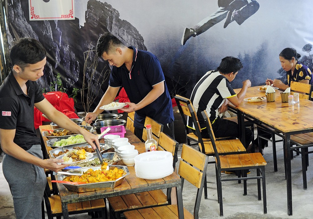 Nhân viên nhà hàng chuẩn bị cẩn thận, đảm bảo vệ sinh trước khi đón những người khách đầu tiên