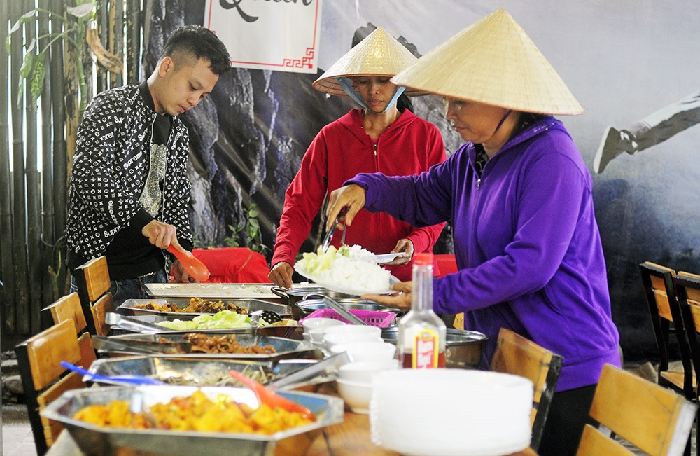 Với mong muốn chia sẻ với những người lao động quanh khu vực. Chi phí mua đồ ăn, trả lương nhân viên... được trích một phần từ thu nhập của nhà hàng và của cá nhân anh Vũ đóng góp với mong muốn làm điều gì đó thiết thực giúp những người có hoàn cảnh khó khăn.