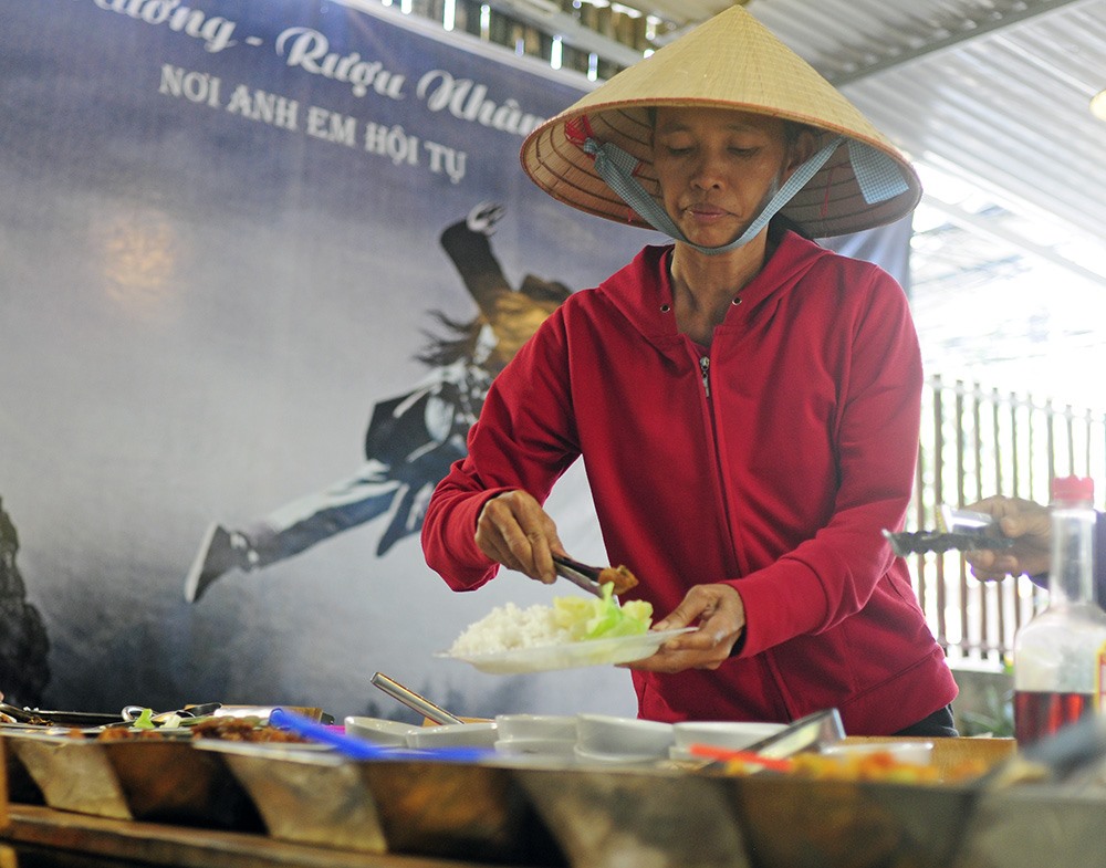 Vào trưa thứ 2 hàng tuần, tại nhà hàng Tiếu Ngạo quán nằm trong ngõ 120 Trần Bình những người lao động nghèo, những bạn sinh viên có hoàn cảnh khó khăn lại tìm đến
