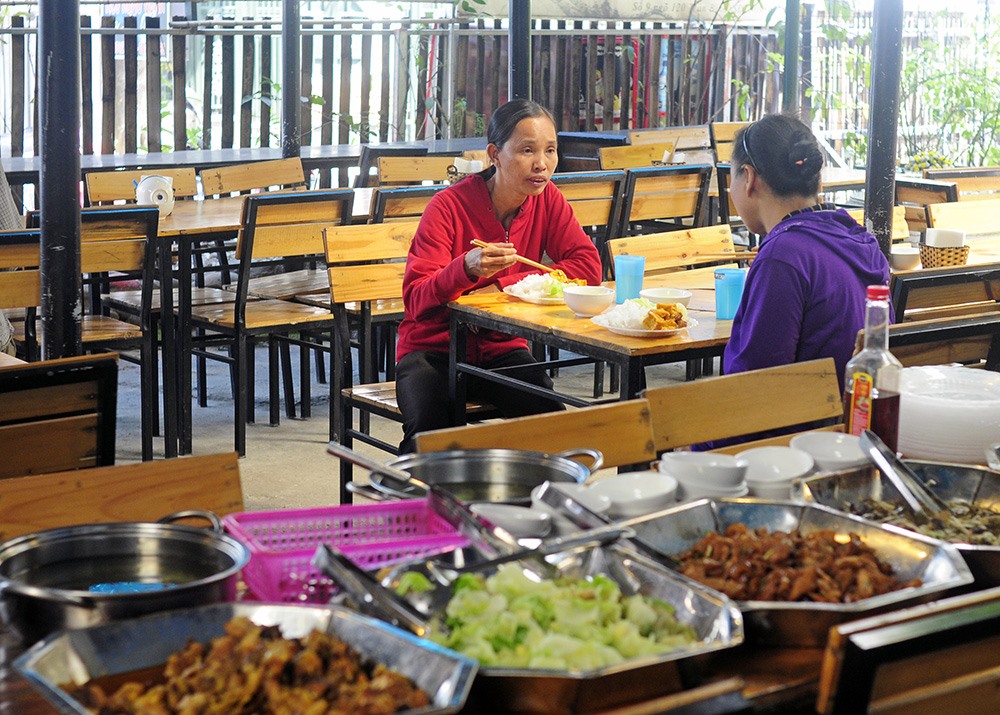 Được biết, quấn đã triển khai chương trình cơm từ thiện 1000 đồng được hơn một năm và đến nay vẫn đều đặn đón khách, lượng khách có buổi đông, buổi vắng trung bình mỗi buổi sẽ bán được từ 20 đến 40 suất cơm