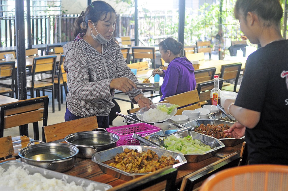 Trao đổi với chúng tôi, chị Nguyễn Thị Lộc (Đan Phượng, Hà Nội) làm nghề bán hoa quả ở chợ Mỹ Đình cho biết: “Từ sáng sớm tôi đã mang hoa quả chất lên xe để đi bán, nhiều hôm bán đến 7-8 giờ chiều mới hết và gần như bữa trưa chỉ ăn tạm chiếc bánh mì hoặc nắm xôi mua từ sáng thôi. Được ăn bữa cơm ngon, sạch và đầy đủ như thế này tôi thấy mình thật may mắn và cảm động trước tấm lòng của chủ quán ăn này”