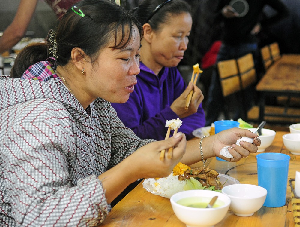 “Cơm ở đây rất ngon và sạch sẽ, nhân viên phục vụ rất nhiệt tình và gần gũi. Những bữa cơm như thế này quả thật rất ý nghĩa và giúp chúng tôi rất nhiều“, Cô Nguyễn Thị Kim (quê Hoài Đức, Hà Nội) chia sẻ