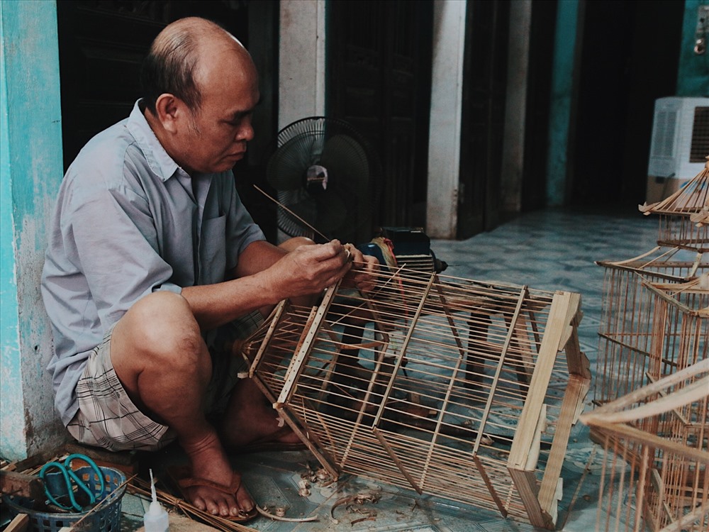 Bác Bần (60 tuổi) cho biết: “Khách hàng thường ưa chuộng lồng chim ở đây bởi sự tinh xảo từ nan lồng đến phần đế rồi trang trí, chạm trổ cầu kì với độ tỉ mỉ, chính xác cao”. Vậy nên, lồng chim làng Vác luôn có đặc trưng riêng mà ít cơ sở sản xuất nào có thể sánh được, đó là sự bền, đẹp và sang trọng có sức hút rất lớn đối với những người có sở thích chơi chim.