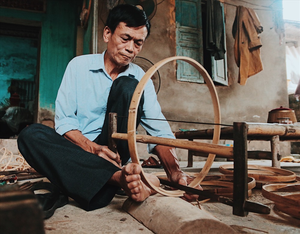 Tuy nhiên nghệ nhân Nguyễn Văn Nghệ chia sẻ: “Làm lồng chim không khó ở công đoạn vót nan, mà khó ở việc chạm đường viền cho các vanh lồng. Trên vanh lồng, những họa tiết rất nhỏ như một bài thơ chữ Hán; hình long, ly, quy, phượng; hình cây cỏ, hoa lá … được chạm khắc một cách tinh xảo bằng vô số đường nét nhỏ”.