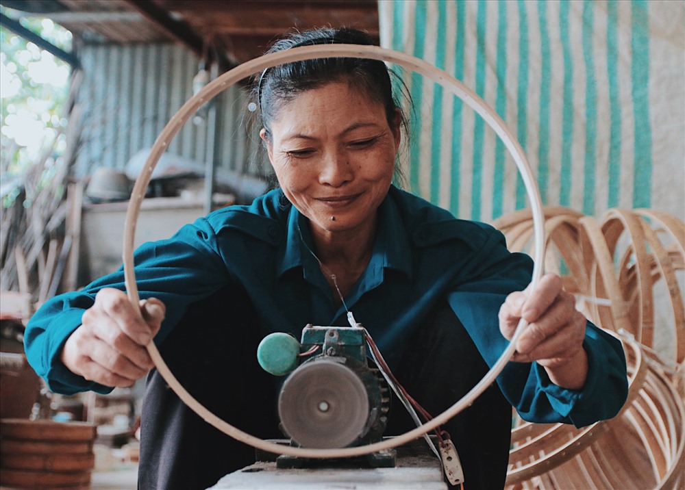 Vợ của nghệ nhân Nguyên Văn Nghệ kể thêm: “Ông Nghệ luôn nhớ như in lời cha dạy, làm lồng chim phải có hồn, con chim mới trường thọ, nên đêm nào ông cũng mơ về công việc, sao cho từng nan nhỏ cũng phải đẹp nhất. Và người trong làng cũng nói, ngôi nhà của chim nếu đẹp, nuôi chim cũng khôn hơn. Chiếc lồng có bền, có nuột nà thì tiếng chim hót sẽ vui và ngọt hơn. Người già còn dạy, tiếng chim chính là tiếng người vậy nếu mình biết chăm chút yêu thương nó”.