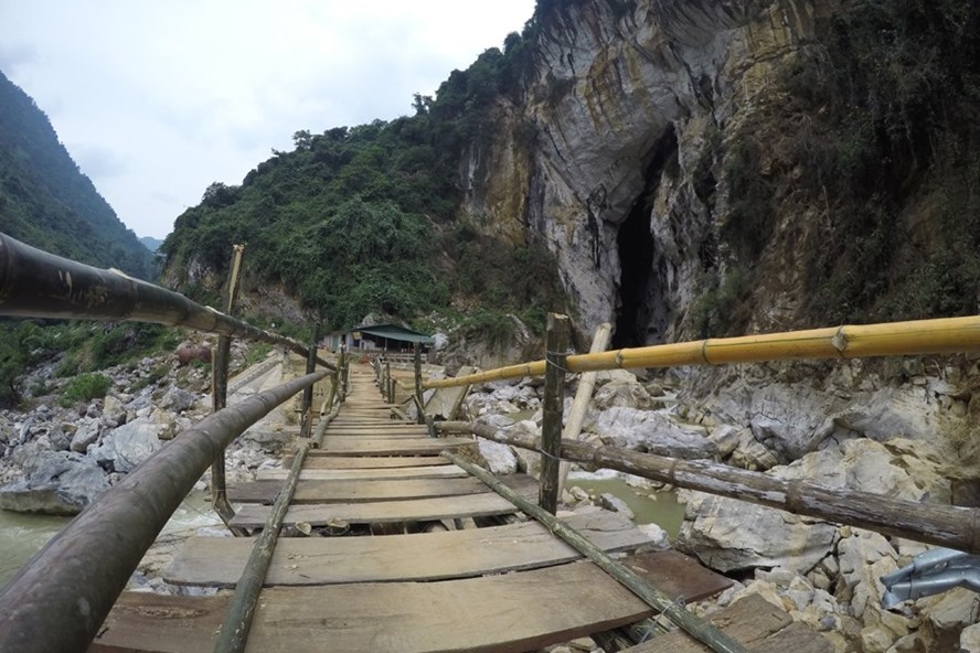 Phía sau, bên phải cây cầu gẫy này là khe núi đã phun “vòi rồng” ra, bẻ gẫy cây cầu bê tông cốt thép ở Bản Khoáng.