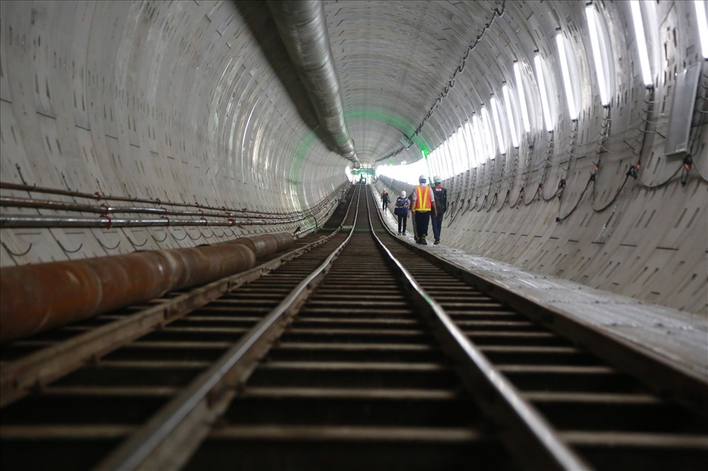 Bên trong đường hầm metro Bến Thành-Suối Tiên vừa mới hoàn thành.  Ảnh: Ngọc Tiến