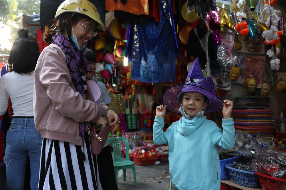 Mọi người tập trung rất đông tại các của hàng mua đồ cho lễ Halloween.Nhiều người dân và du khách dẫn chọn khu phố này để đi chơi và mua sắm .