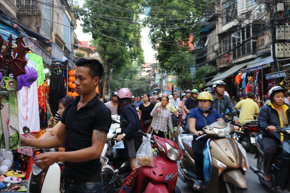 Phố Hàng Mã nô nức người qua lại vì thời gian này nhiều cửa hàng bày bán các mặt hàng Halloween