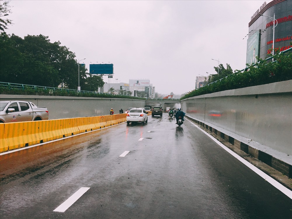 Hai làn hầm chui thoáng rộng, người dân di chuyển vô cùng dễ dàng. Ảnh: ML
