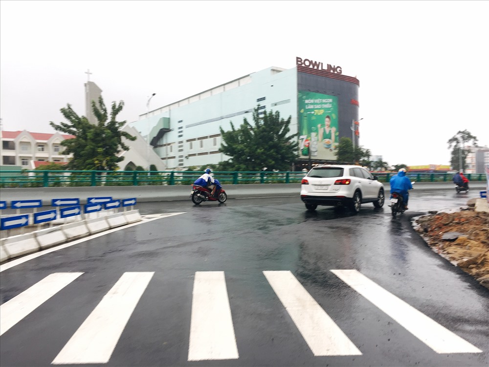 Các hạng mục vỉa hè chưa thực sự hoàn thiện. Ảnh: ML
