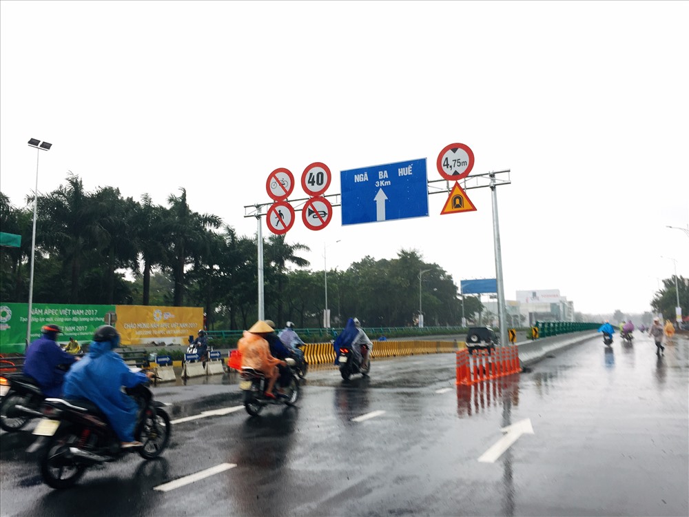 Các biển báo chỉ dẫn được lắp khu vực miệng hầm chui. Ảnh: ML