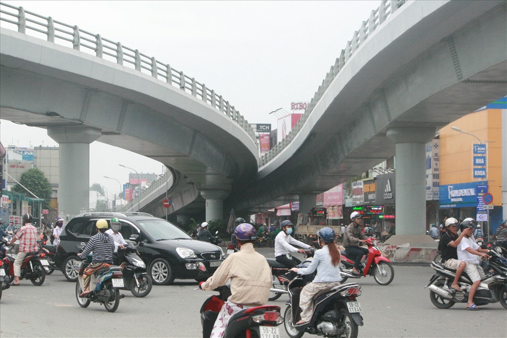 Công trình xây dựng cầu vượt bằng thép dạng chữ Y gồm 2 nhánh cầu với đoạn chung nằm trên đường Nguyễn Oanh. Ảnh: M.Q