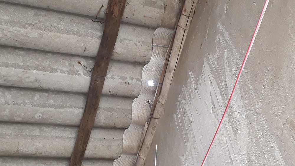 Bên trong ngôi nhà có thể quan sát rất rõ đường đi của viên đạn. Ảnh: PV.