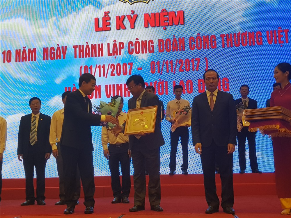 Chủ tịch CĐ Công thương VN Lý Quốc Hùng trao Bằng khen của Bộ trưởng Bộ Công thương cho các cá nhân đạt danh hiệu “Lao động sáng tạo“. Ảnh: B.M