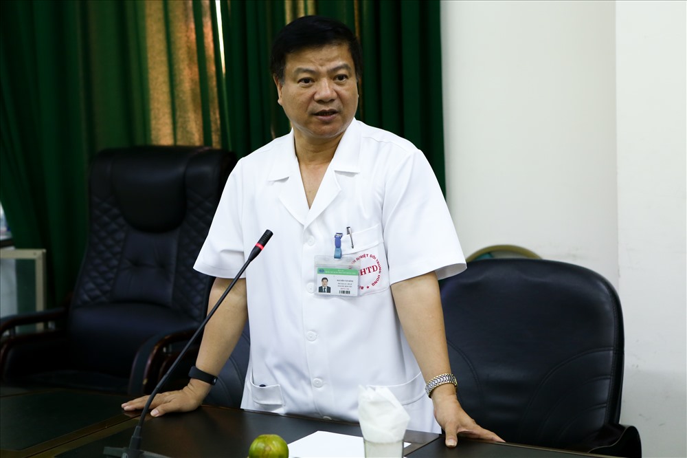 Giám đốc bệnh viện tóm tắt tình hình dịch bệnh - Ảnh Sơn Tùng