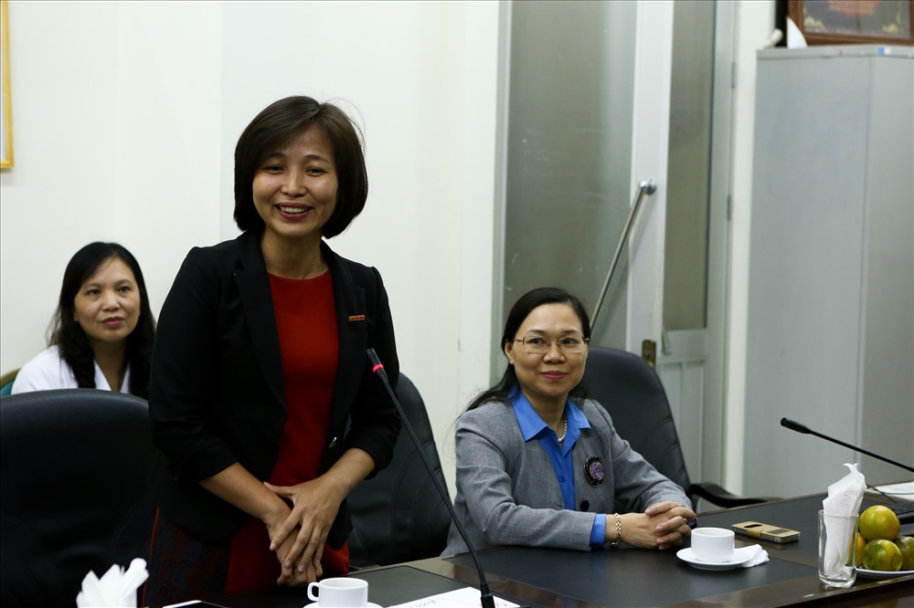 Phó giám đốc TT Quỹ XHTT Tấm Lòng Vàng ghi nhận nỗ lực của bệnh viện - Ảnh Sơn Tùng
