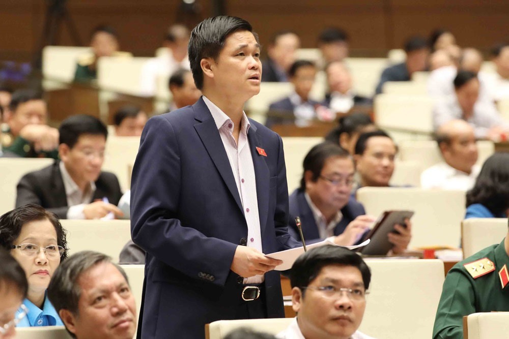 Đại biểu Quốc hội TP.Hà Nội - Ủy viên Đoàn Chủ tịch - Trưởng ban Quan hệ lao động Tổng LĐLĐVN Ngọ Duy Hiểu phát biểu ý kiến tại phiên họp Quốc hội ngày 31.10 về các vấn đề của NLĐ. Ảnh: TTXVN