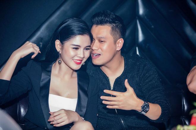 Nam diễn viên thân mật trò chuyện bên bạn diễn.