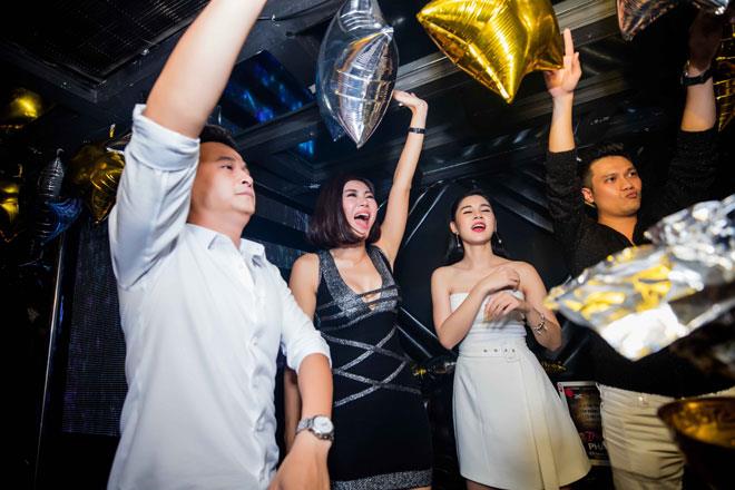 Dàn diễn viên có những giây phút vui vẻ bên nhau.
