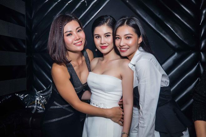 Lee Ba Lan hội ngộ cùng diễn viên Vũ Thu Hoài (váy trắng) - đảm nhận