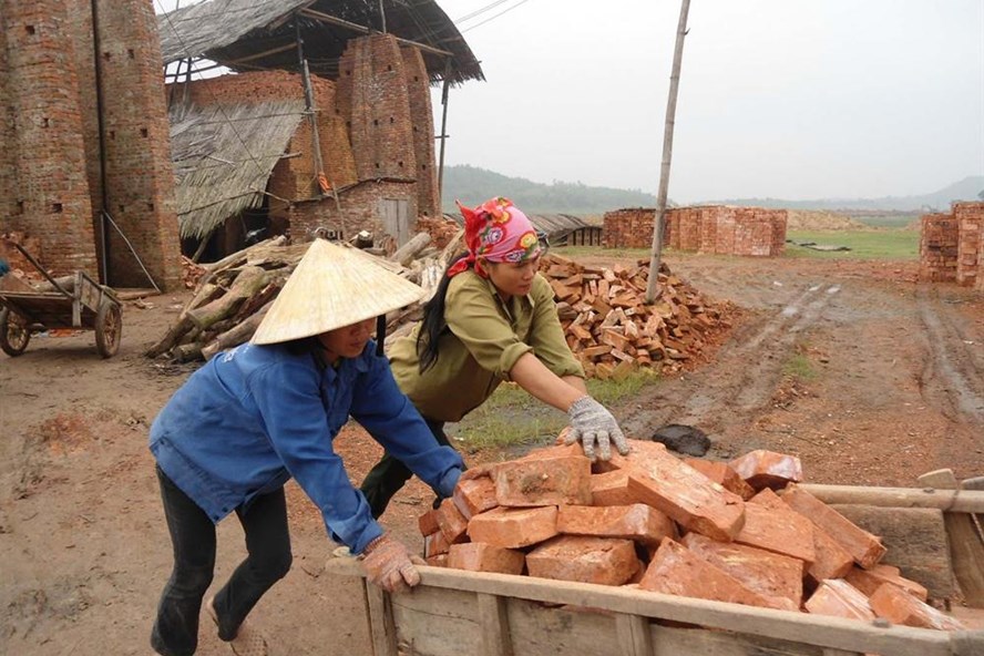 Lao động không có HĐLĐ thường bị cắt giảm chế độ so với luật định. Ảnh minh hoạ.
