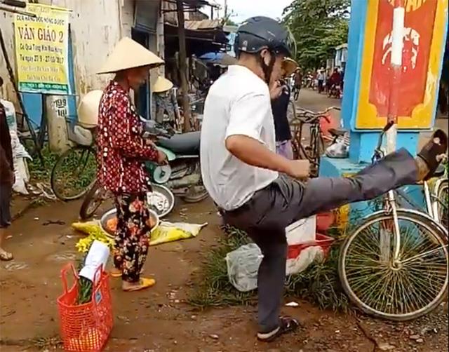 Trưởng công an đá văng chậu cá của người bán hàng