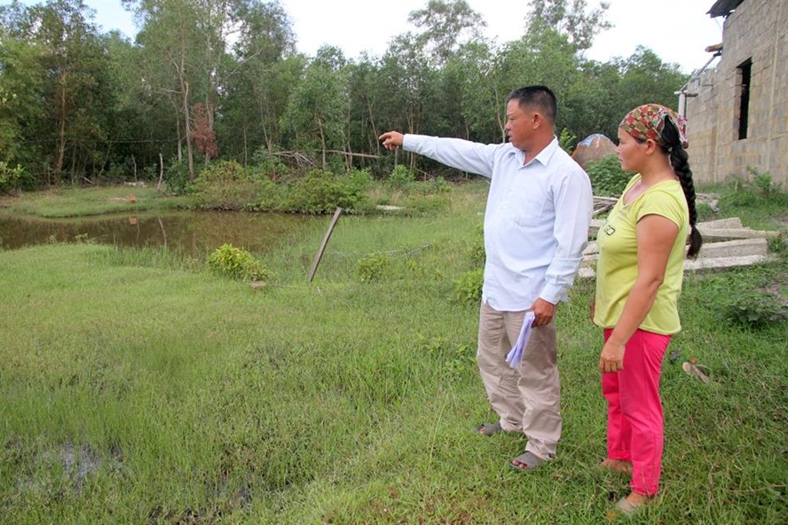 Ông Hiền tốn nhiều thời gian làm hồ sơ cấp giấy chứng nhận quyền sử dụng đất cho mảnh đất này để vay vốn, nhưng đến nay vẫn dậm chân tại chỗ. Ảnh: Hưng Thơ.
