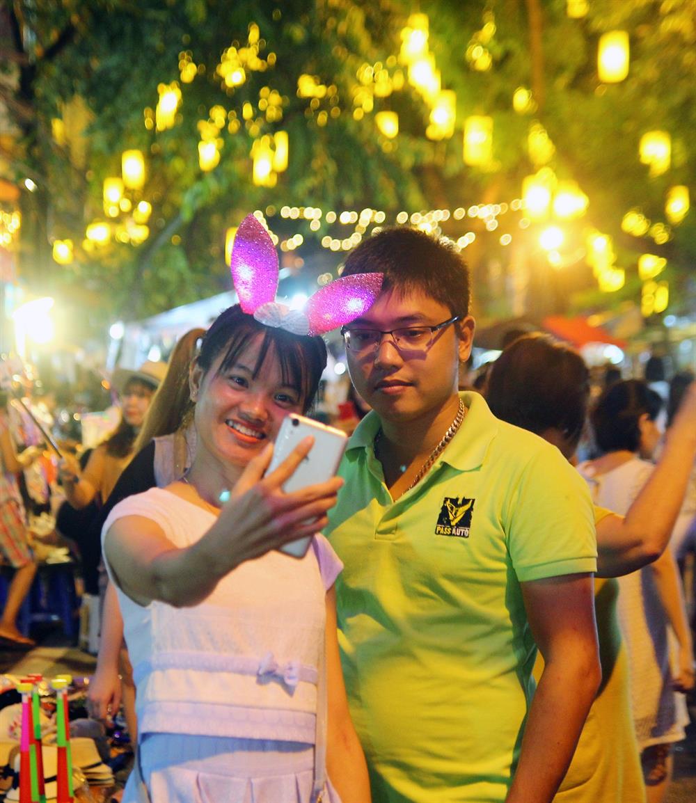 Các cặp đôi tranh thủ “check-in“.