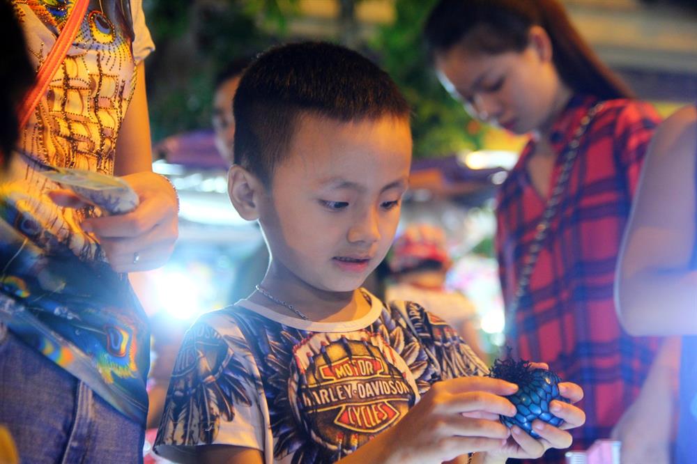 Những đứa trẻ thích thú với các món đồ chơi