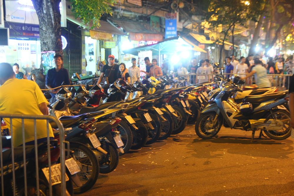 Bãi gửi xe ở gần phố Hàng Mã “chặt chém” khách hàng không thương tiếc.