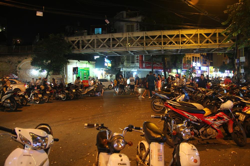 Nhiều người cho rằng, đây là điểm trông giữ xe tự phát, để trục lợi mùa trung thu.