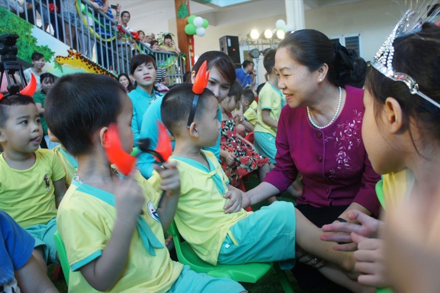 Phó Chủ tịch Tổng LĐLĐVN Nguyễn Thị Thu Hồng thăm các cháu là học sinh Trường Mầm non Kim Chung A (Hà Nội). Ảnh: VŨ HẢI
