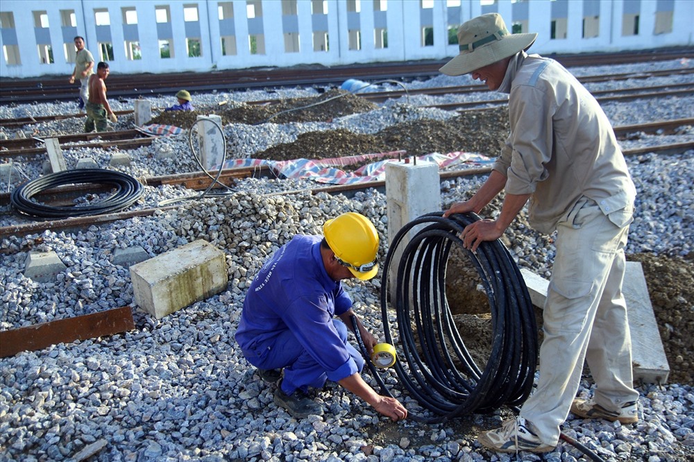 Công nhân lắp ghép hệ thống điện trên toa tàu.