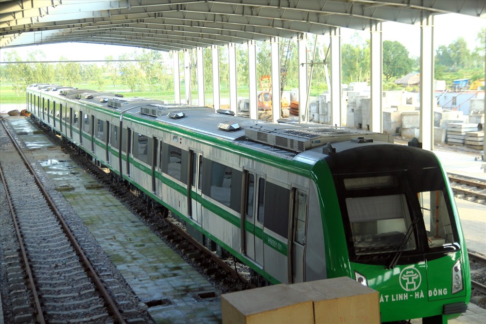 “Dự kiến tất cả các đoàn tàu còn lại sẽ được vận chuyển về Việt Nam trong tháng 10 và 11.2017“, thông tin từ tổng thầu cho biết. Theo kế hoạch trước đây, dự án sẽ vận hành thử trong tháng 10, tuy nhiên do vướng mắc các thủ tục nên nguồn vốn vay bổ sung 250,62 triệu USD từ Ngân hàng Xuất nhập khẩu Trung Quốc bị chậm trễ, là nguyên nhân chính khiến dự án phải điều chỉnh tiến độ.